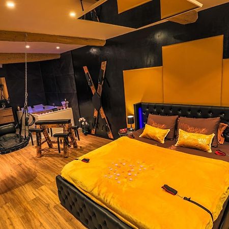 La loveroom bdsm grassoise La chambre des désirs Grasse Exterior foto